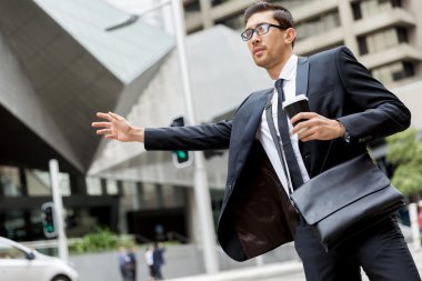 Genç işadamı için bir taksi yağıyor