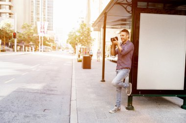 Erkek fotoğrafçı alarak resim