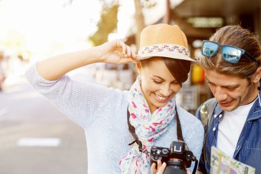 Gülümseyen çift kamera ile