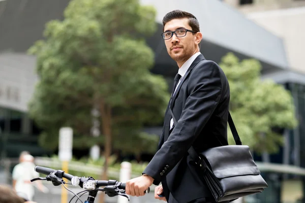 Jóvenes empresarios con una bicicleta — Foto de Stock