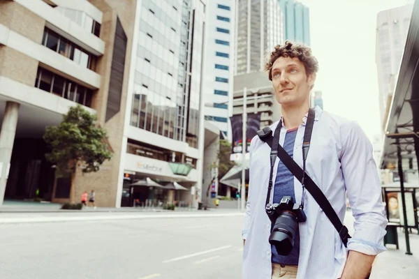 Turista masculino na cidade — Fotografia de Stock