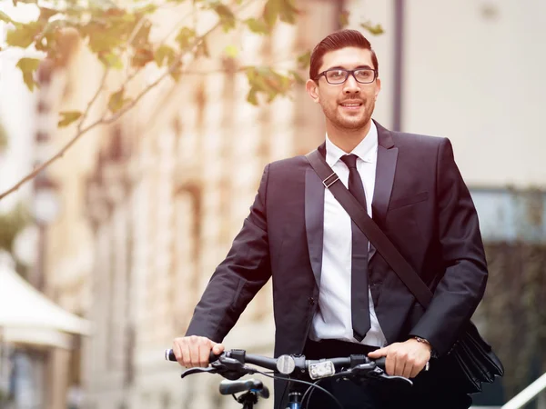Jonge zakenmensen met een fiets — Stockfoto