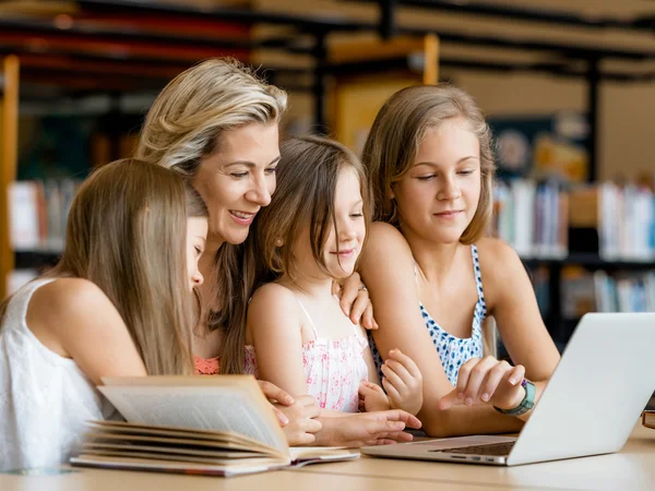 Technologia i zabawa w bibliotece — Zdjęcie stockowe