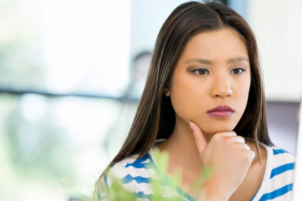 Jonge vrouw in functie — Stockfoto