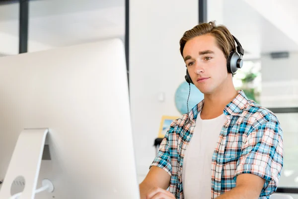 Jeune homme travaillant dans le bureau — Photo