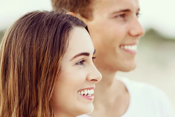 Romantique jeune couple sur la plage — Photo