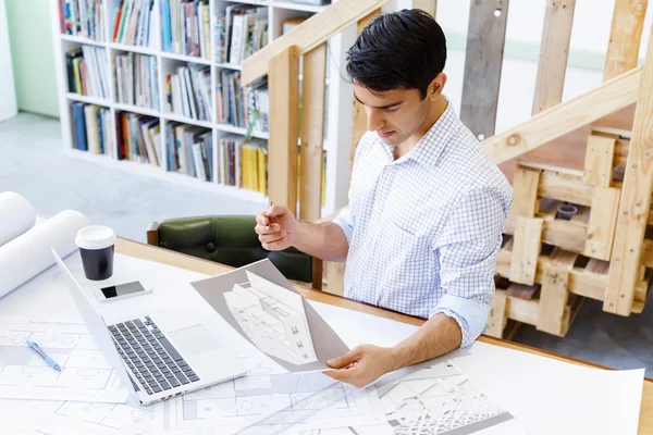 Młody człowiek architekt w biurze — Zdjęcie stockowe