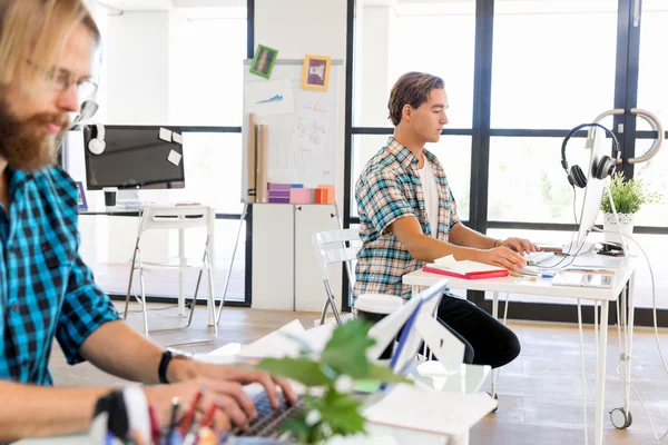 Genç adam ofiste çalışıyor.