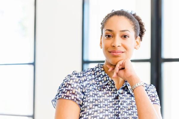 Porträtt av leende afro-american kontorist i offfice — Stockfoto