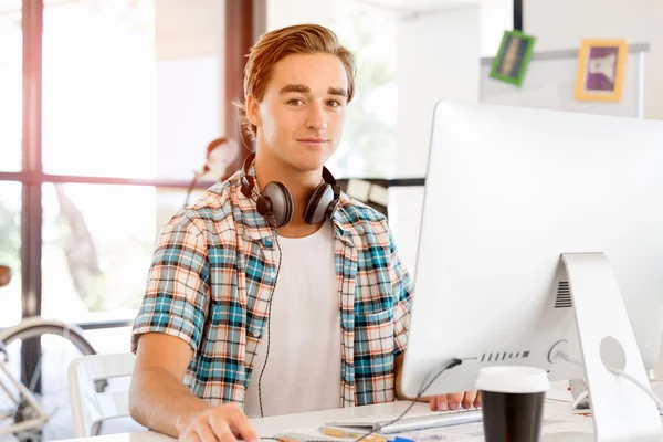 Junger Mann arbeitet im Büro — Stockfoto