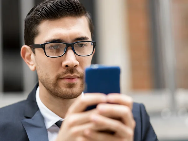 Porträtt av stilig affärsman utomhus — Stockfoto