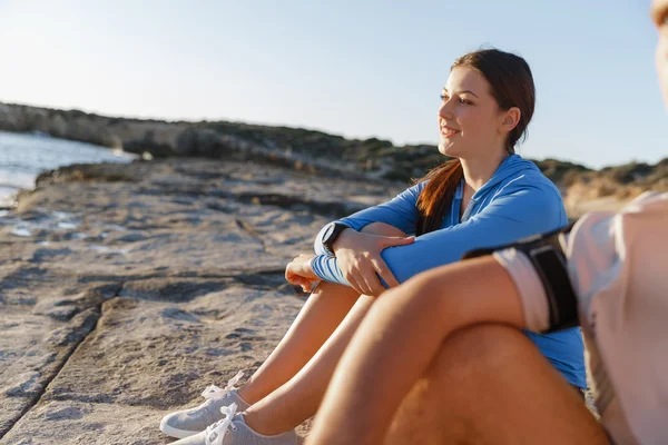 Couple en tenue de sport sur la plage — Photo