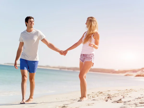 Romantique jeune couple sur la plage — Photo