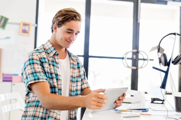 Junger Mann arbeitet im Büro — Stockfoto