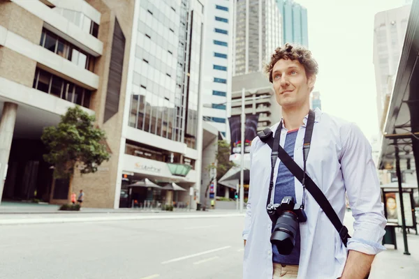 Male tourist in city — Stock Photo, Image