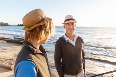 Yaşlı adam torunuyla balık tutuyor.