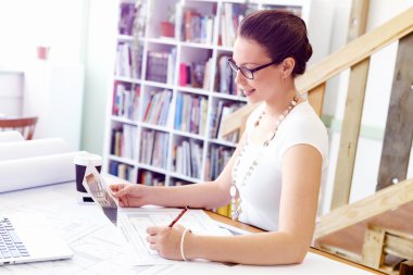 Genç kadın mimar ofis