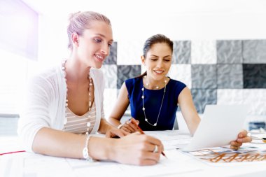 Ofiste iki bayan meslektaşım var.