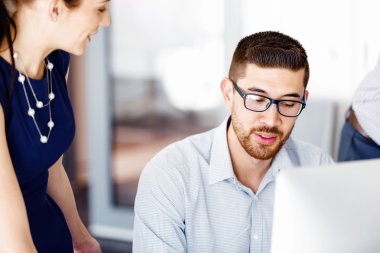 Modern ofisteki iş adamları