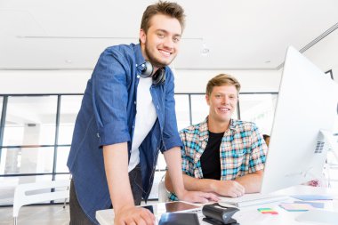 Genç Ofis çalışanları tartışıyor