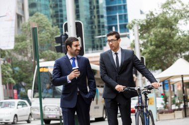 İki genç işadamları ile bir bisiklet şehir merkezinde