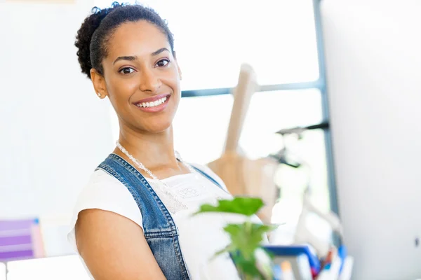 Portrait of smiling afro-american office worker sitting in offfice — Stock Photo, Image