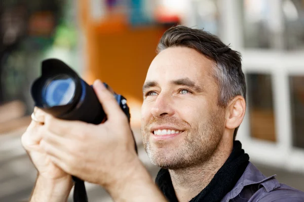Fotografo maschio che scatta foto — Foto Stock