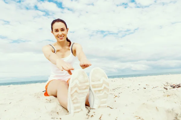 在外面的海滩上训练的年轻女子 — 图库照片