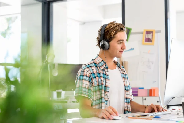 Junger Mann arbeitet im Büro — Stockfoto