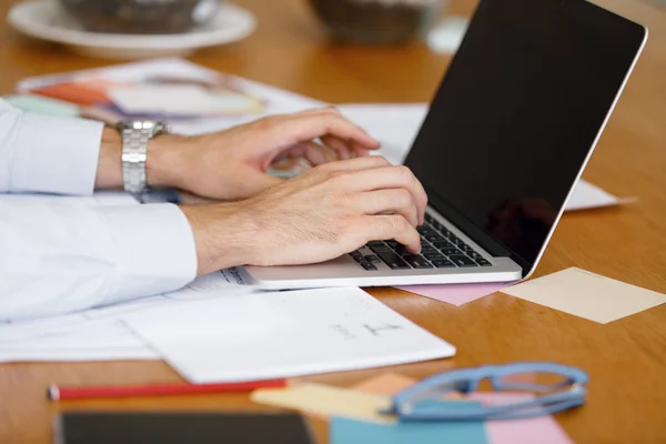 Bureau en handen close-up — Stockfoto