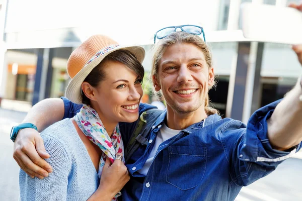 Coppia sorridente con la fotocamera — Foto Stock