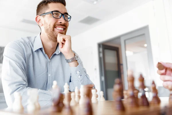 Ung man spelar schack — Stockfoto