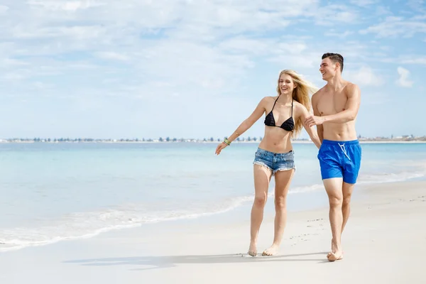 Romantique jeune couple sur la plage — Photo