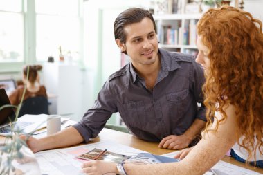 Ofisteki iki genç mimar