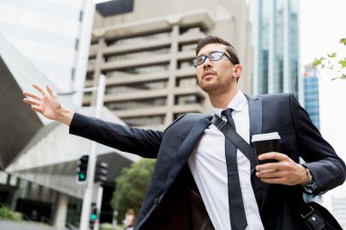 Genç işadamı için bir taksi yağıyor