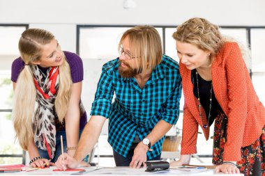 Genç Ofis çalışanları tartışıyor