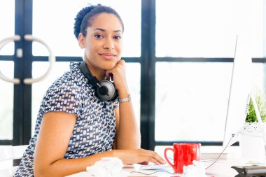 Afro-Amerikan ofis çalışanı iş içinde gülümseyen portresi