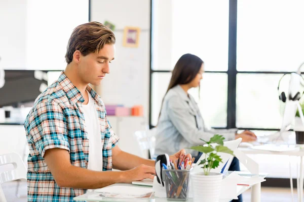 Joven que trabaja en la oficina —  Fotos de Stock