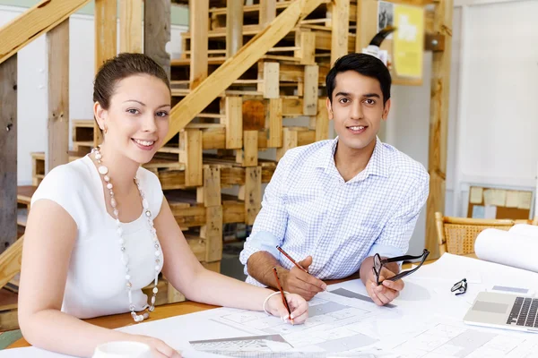 Dos jóvenes arquitectos en el cargo — Foto de Stock