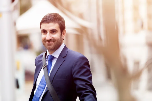 Retrato de hombre de negocios guapo Al aire libre — Foto de Stock