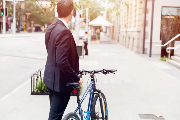 Jóvenes empresarios con una bicicleta — Foto de Stock