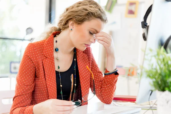 Mujer joven en la oficina cansada — Foto de Stock