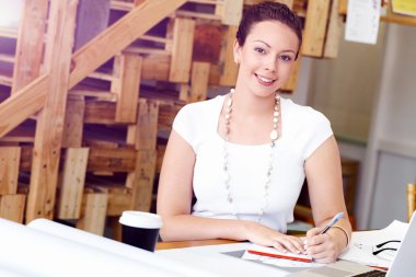 Görevdeki genç bayan.