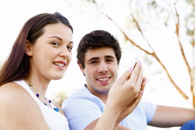 Parktaki genç çift.