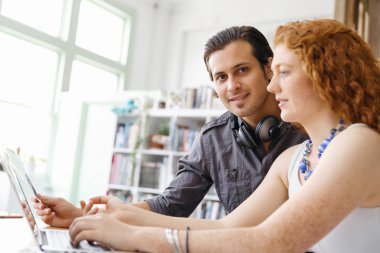 Ofiste iki genç tasarımcılar