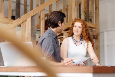 İki genç insan Office