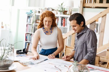 Ofisteki iki genç mimar