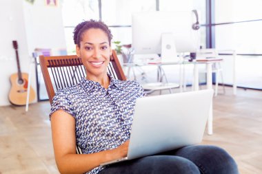 Afro-Amerikan ofis çalışanı iş içinde gülümseyen portresi