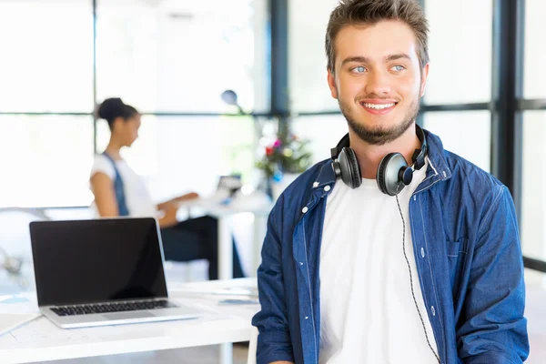 Jongeman aan het werk — Stockfoto