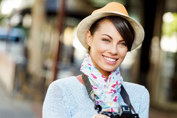 Buiten zomer glimlachend levensstijl portret van mooie jonge vrouw met camera — Stockfoto